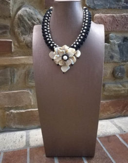 Collana artigianale con perle e fiore